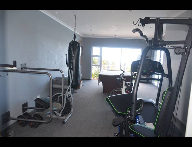 5 BEDROOM HOUSE FOR SALE IN JEFFREYS BAY CENTRAL
